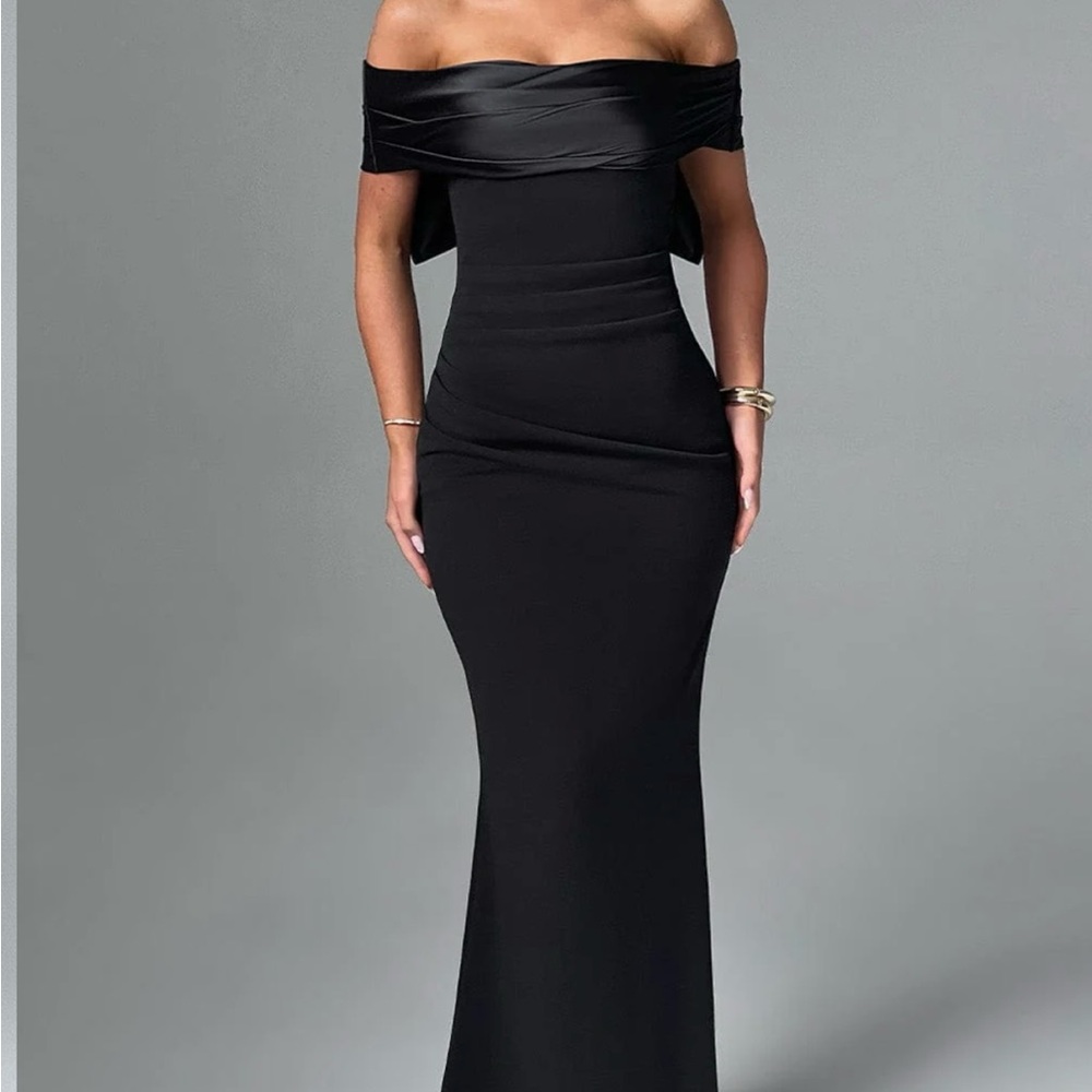 Chic Black Strapless Gown